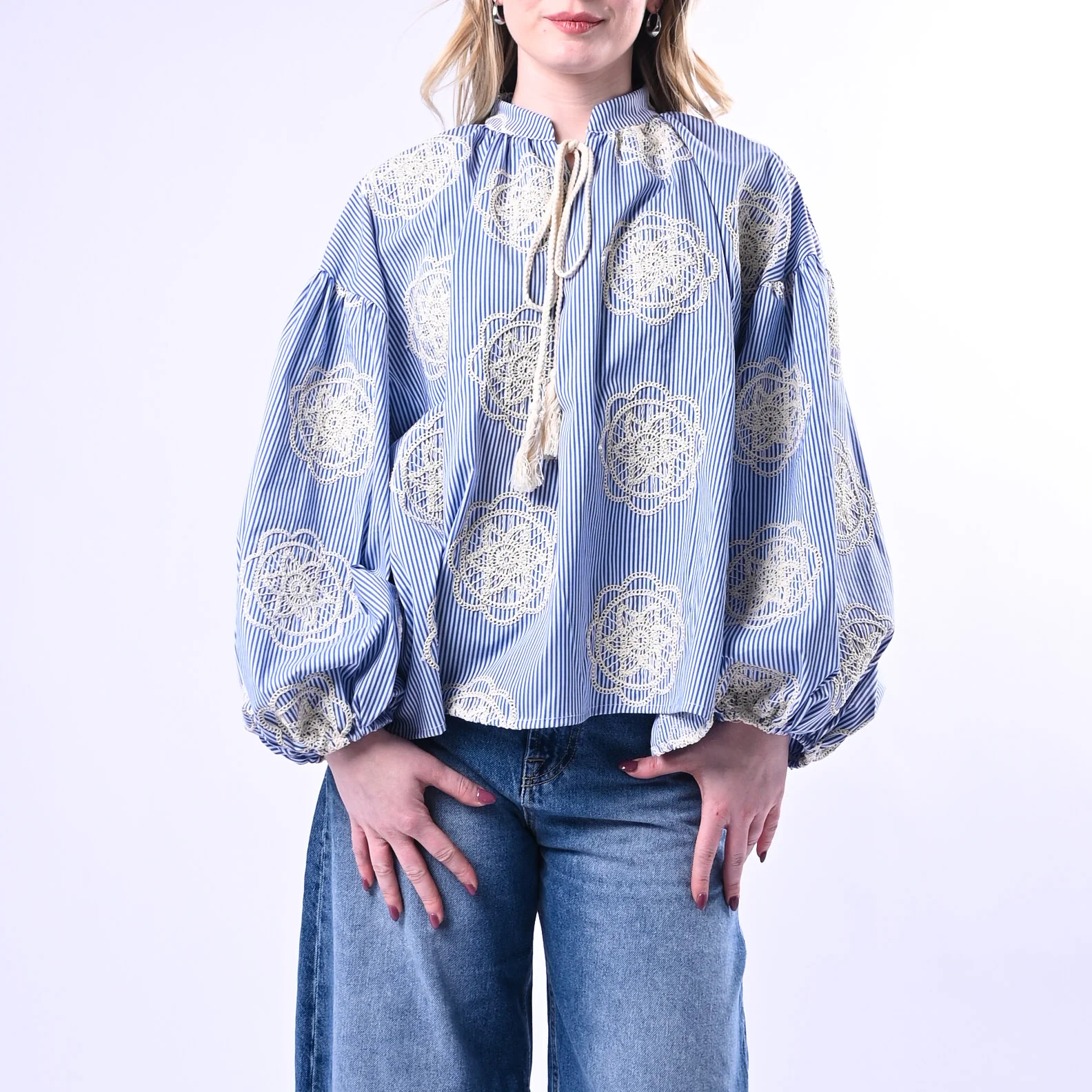 VICOLO - CAMICIA OVER BASTONCINO E RICAMO ART.TAB1442 - BIANCO/CELESTE - Image 2